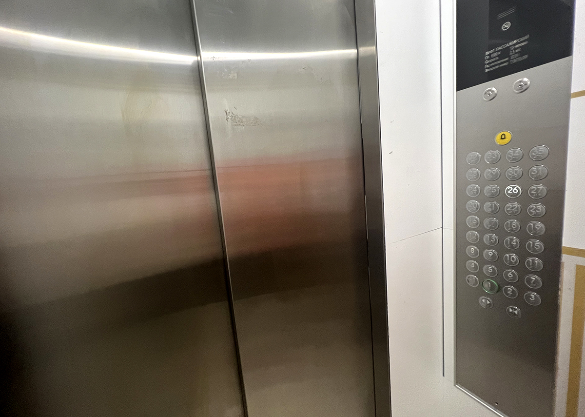 Юрист Крюков рассказал, должны ли жители первых этажей платить за лифт