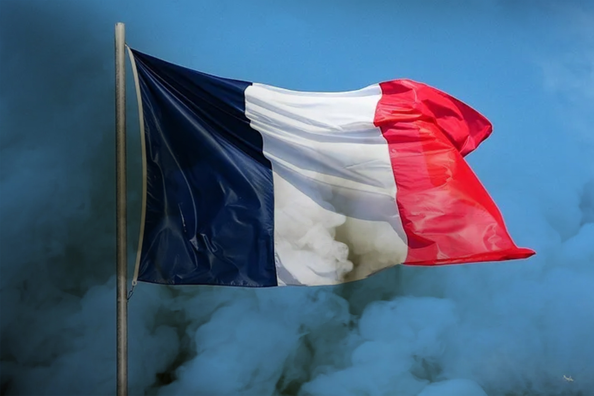 Во Франции полиция разогнала слезоточивым газом нарушителей комендантского часа