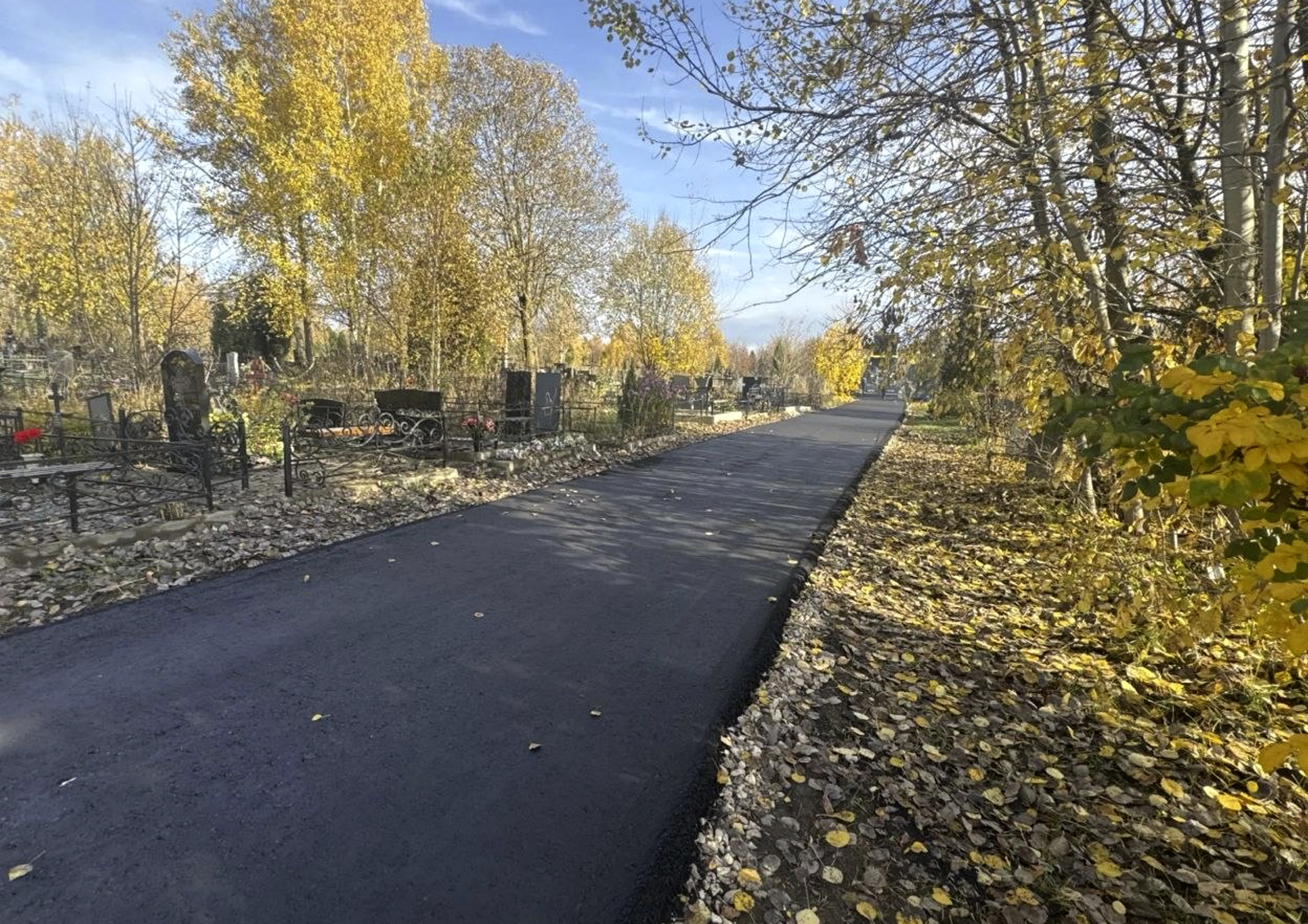 На кладбищах Коломны обновили парковки