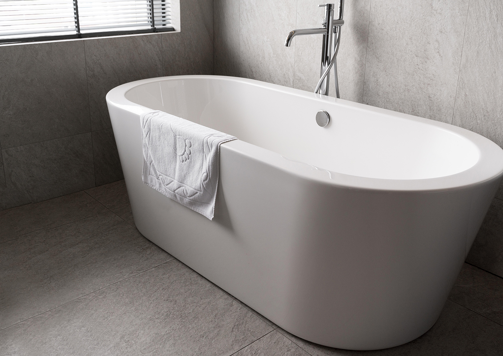 Почти 900 тыс. руб. убытков обязали выплатить покупателю за поцарапанную ванну