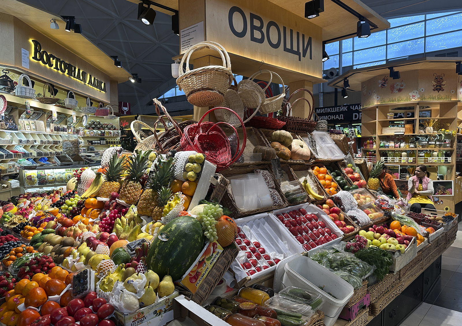 Россиянам напомнили о правилах безопасности при покупке продуктов на рынке