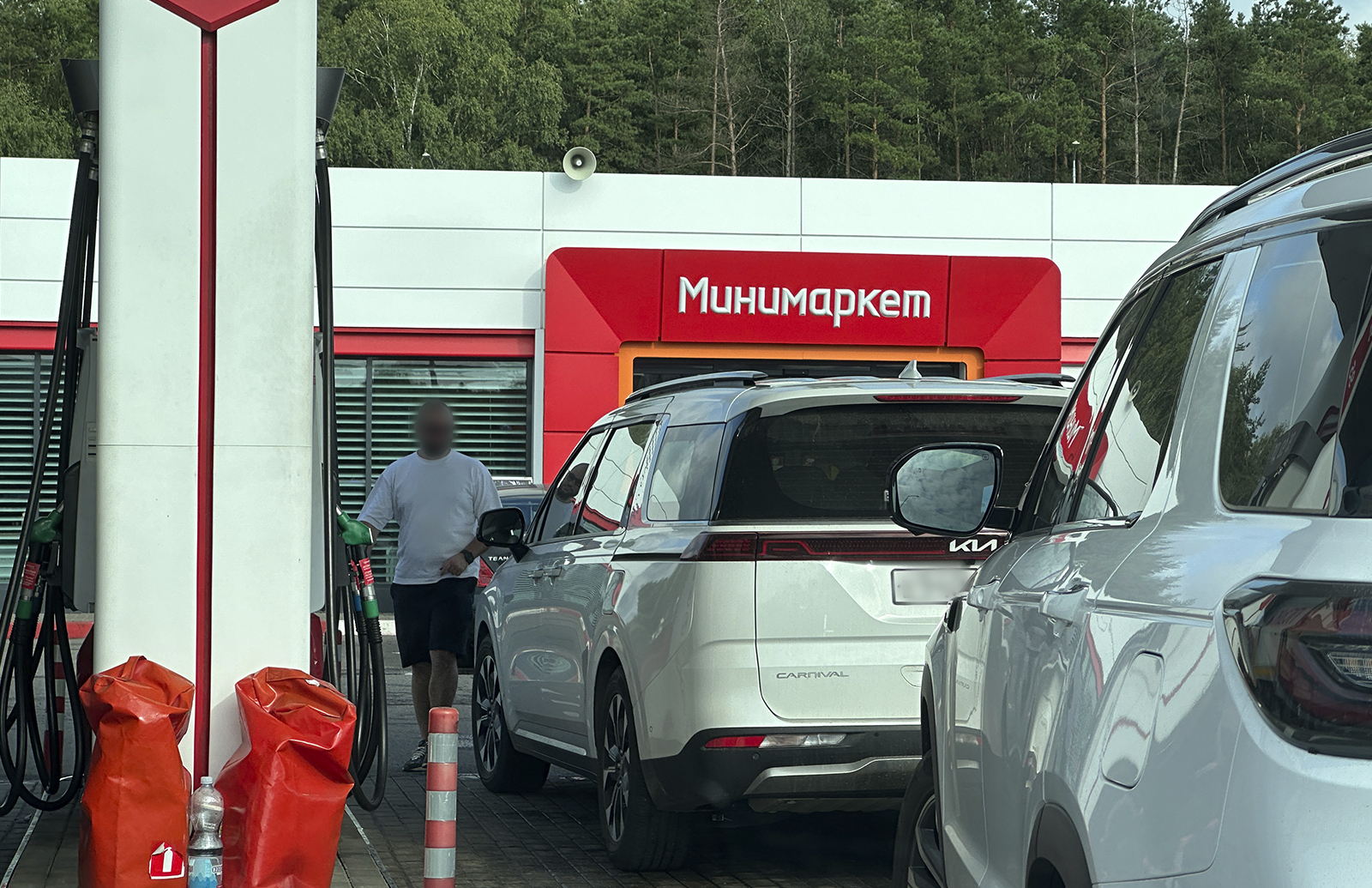 Кто имеет право заправиться на АЗС без очереди