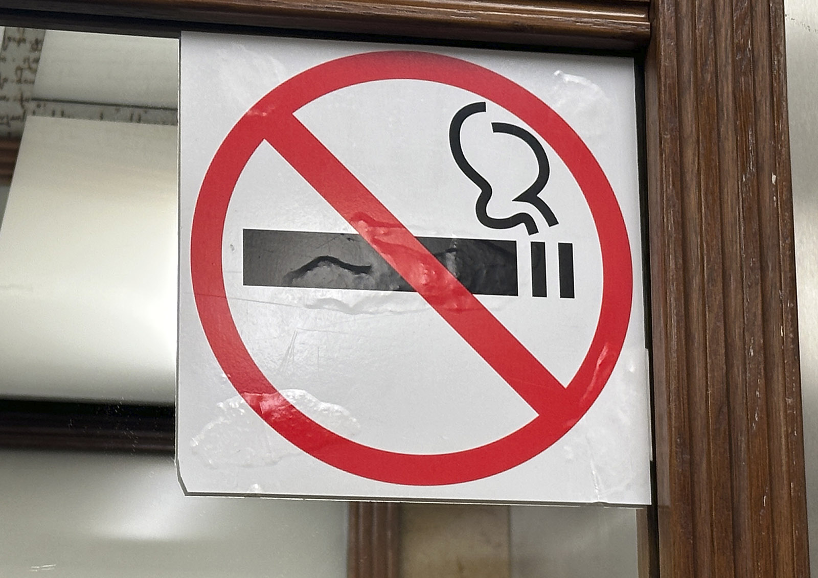 Суд разбирался, имеет ли право некурящий на свободную от курящих камеру в СИЗО