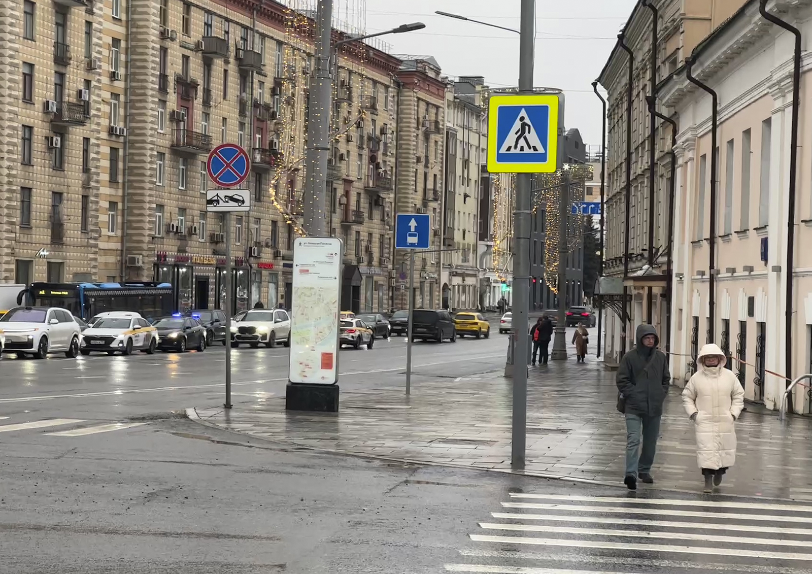 Миниатюрные дорожные знаки в Москве разделили водителей на две группы