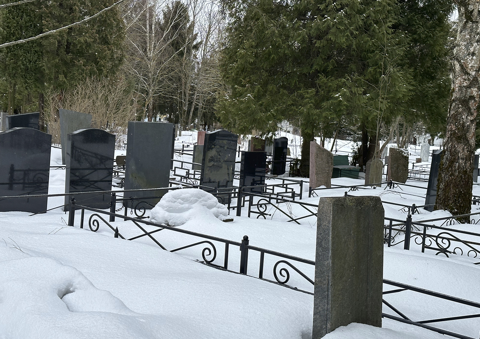 Подмосковные кладбища зимой рекомендуют посещать с особой осторожностью