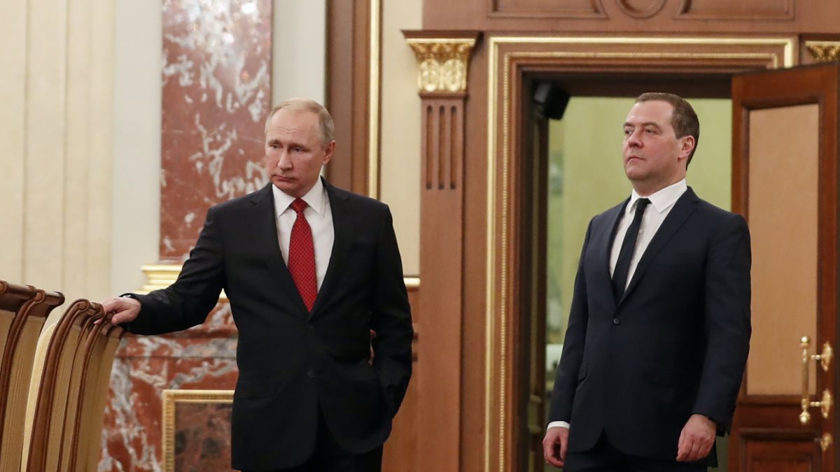 «Не все получилось»: почему уходит Медведев?