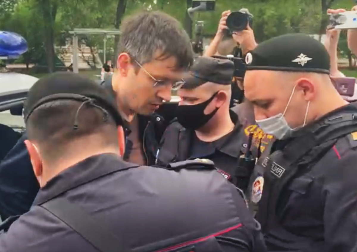Юрист оценила действия полиции при задержании депутата МГД Тарасова на акции у здания МГУ