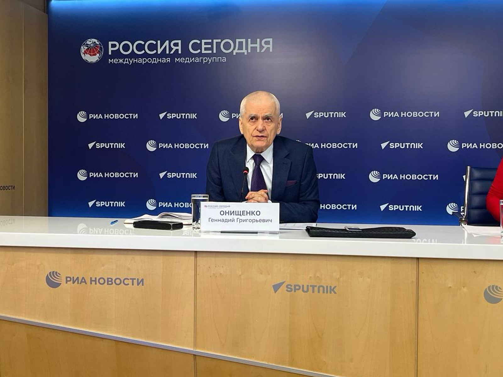 Онищенко считает неуместной идею о четырехдневной рабочей неделе