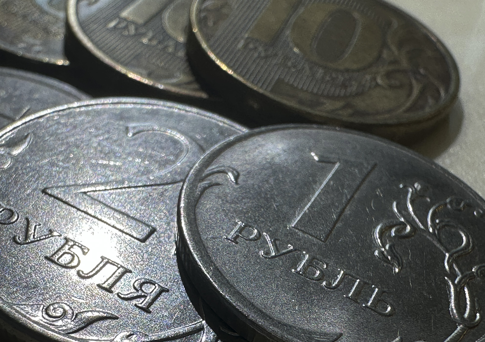 Рубль будет оставаться крепким до середины года