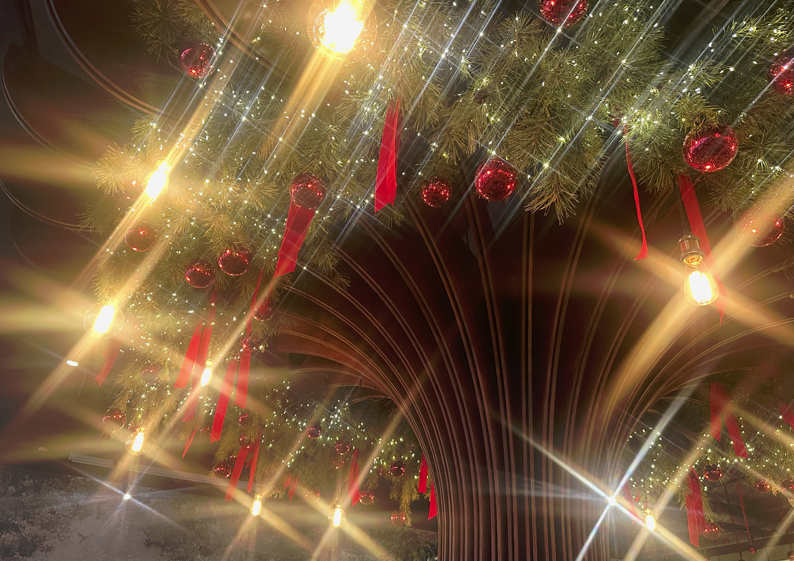 В Роспотребнадзоре разъяснили, как выбирать новогодние игрушки, сладости и гирлянды