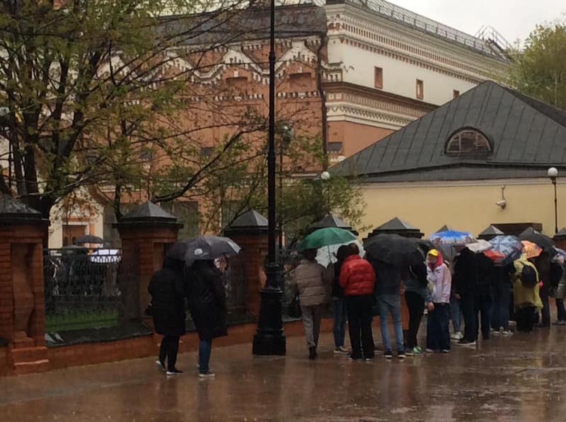 Москвичи сообщили об очередях у Третьяковской галереи в преддверии Дня Победы несмотря на ливень