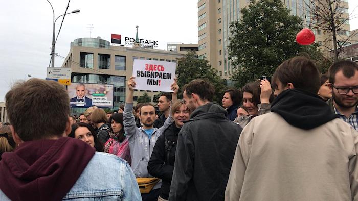 Полиция задержала Бориса Золотаревского после призывов митингующих выйти на прогулку к Кремлю
