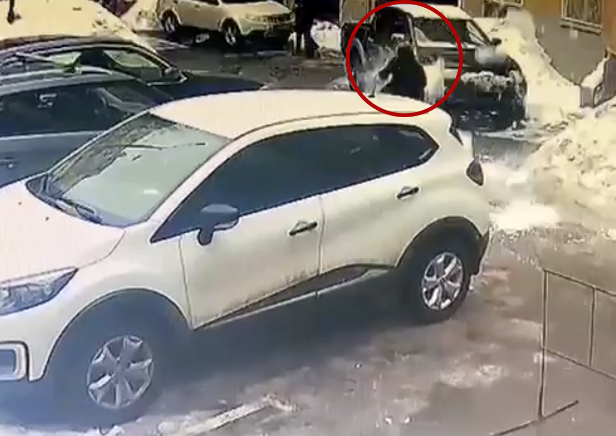 Прокуратура проведёт проверку по факту падения снега на женщину в центре Москвы