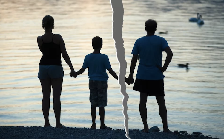 Семейный психолог дала советы, как родителям вести себя с ребенком после развода