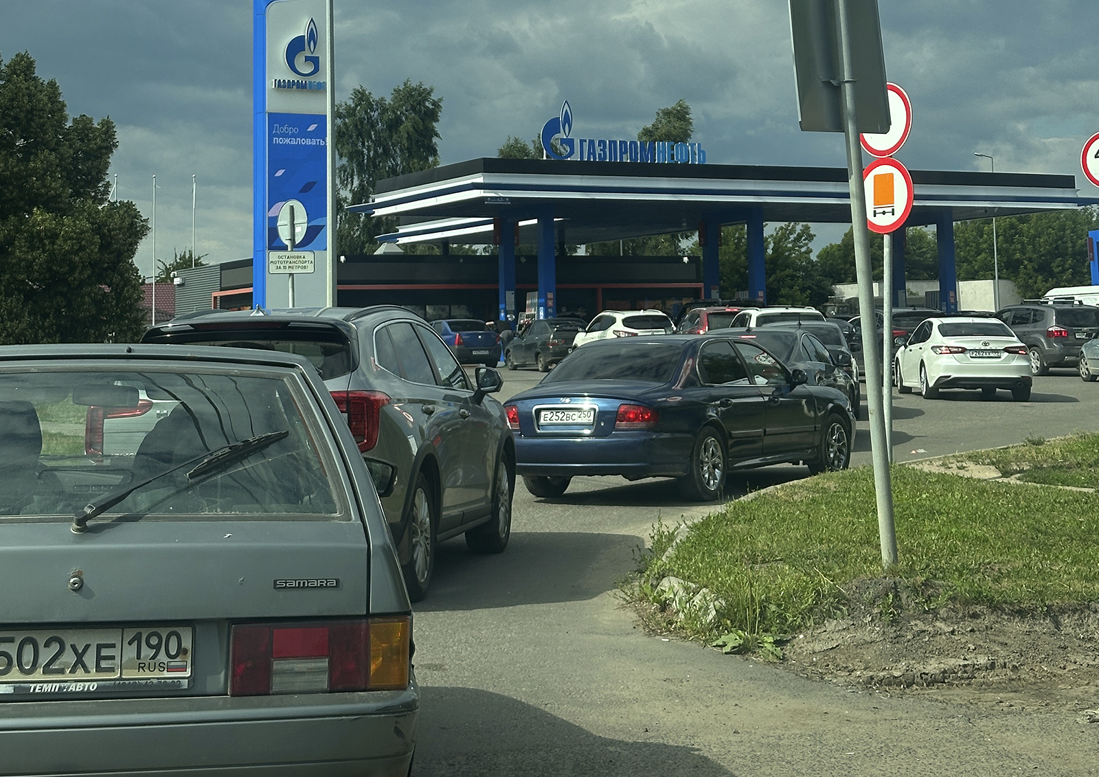 Водителей не будут штрафовать за нарушение ПДД из-за ожидания в очереди на АЗС