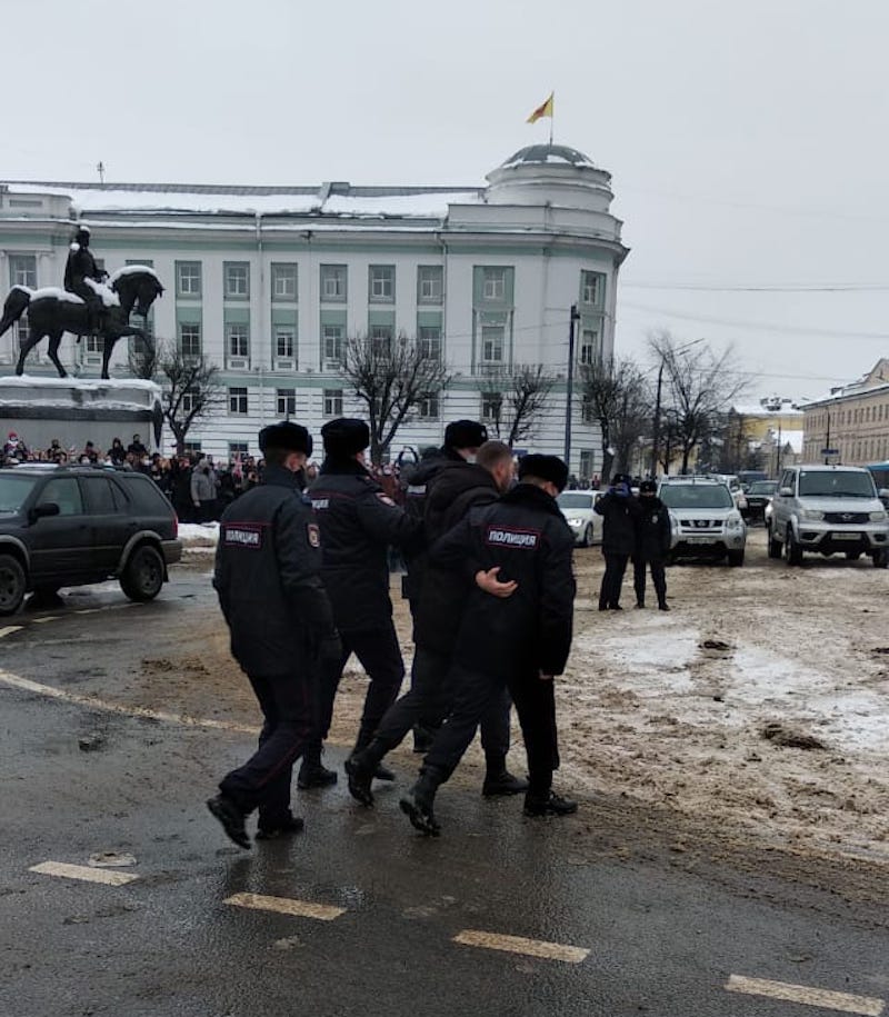 В Твери начались задержания участников акции в поддержку Навального
