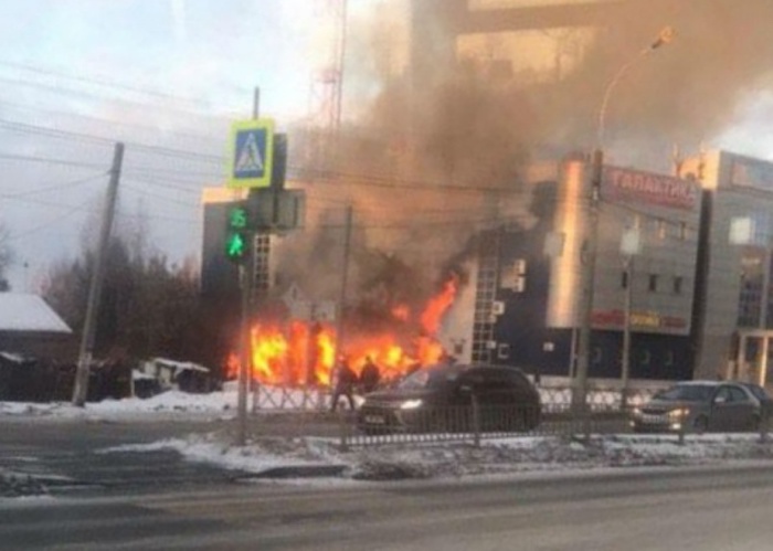 В Ярославле загорелся дом рядом с ТЦ «Космос»