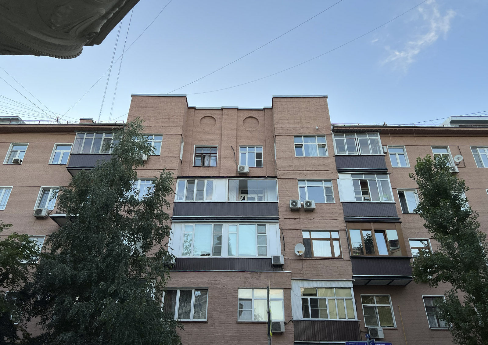 В большинстве случаев для остекления балконов требуется разрешение