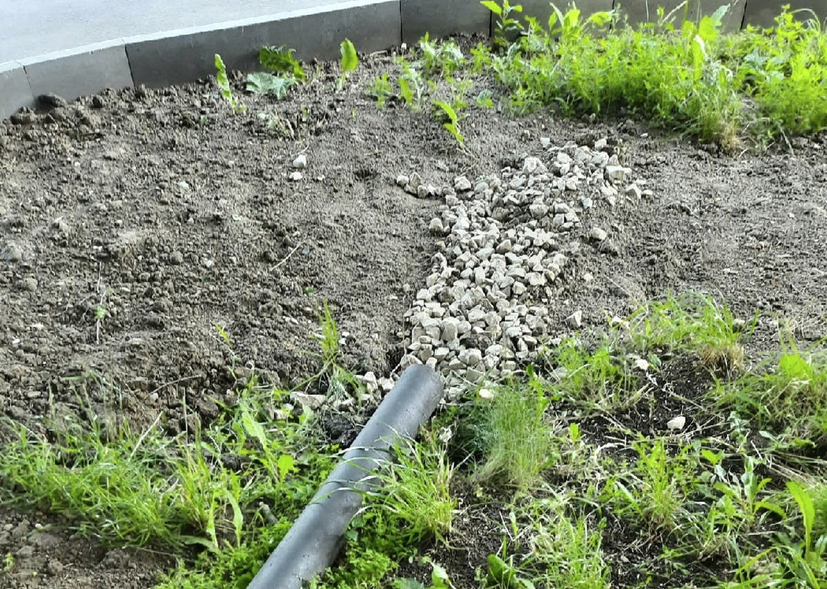 В Лефортово коммунальщики оперативно решили проблему с размывом почвы