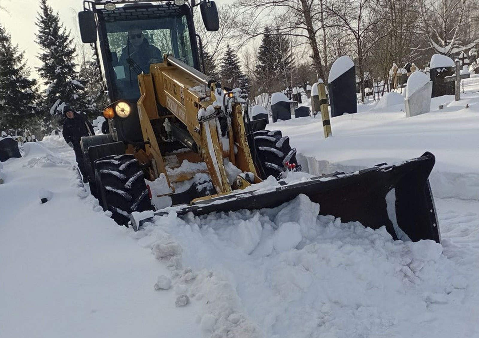 Кладбища в Подмосковье чистят от снега в усиленном режиме