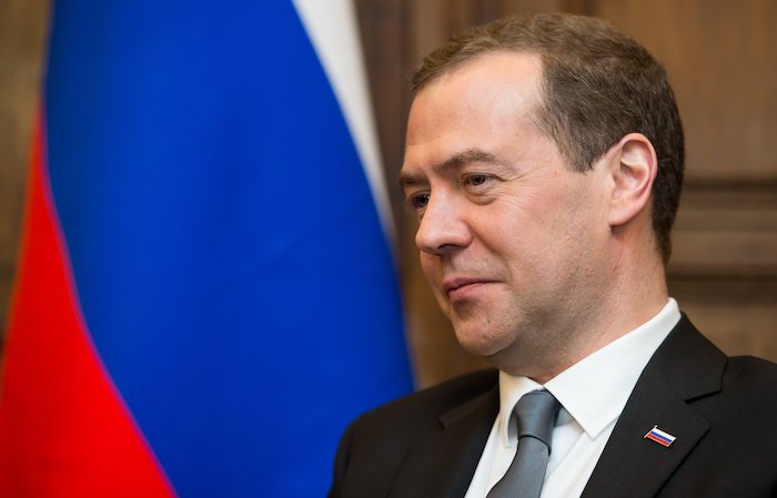 Почему Медведев после отставки остался на посту председателя «ЕР»?