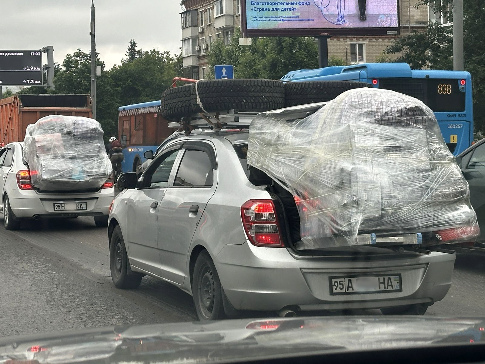 Два автомобиля с иностранными номерами удивили московских водителей