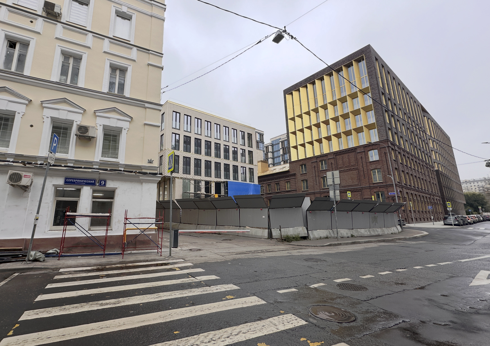 На спорной земле на Серебряническом переулке, 9 завершили прокладку коммуникаций