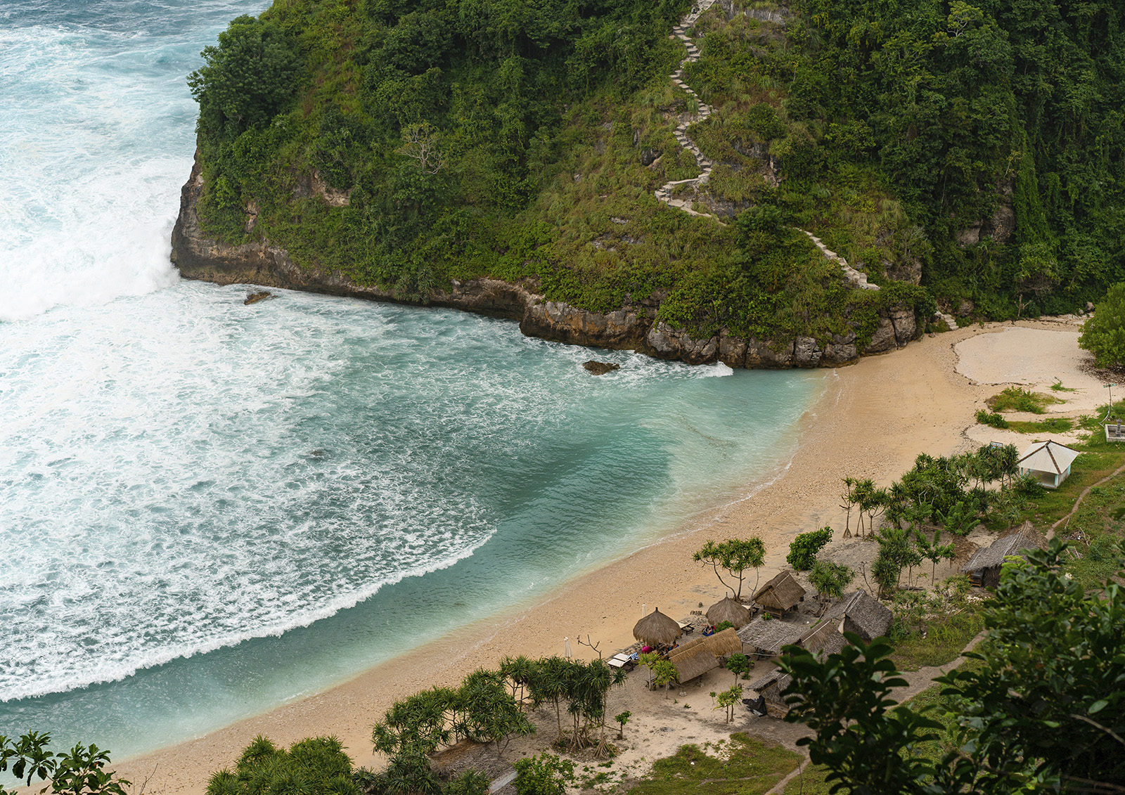 Турпоток в Индонезию вырос почти на 30%