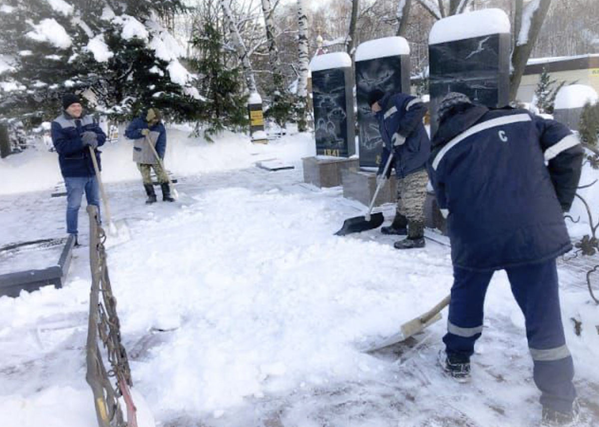 Кладбища Московской области расчистили от снега и наледи