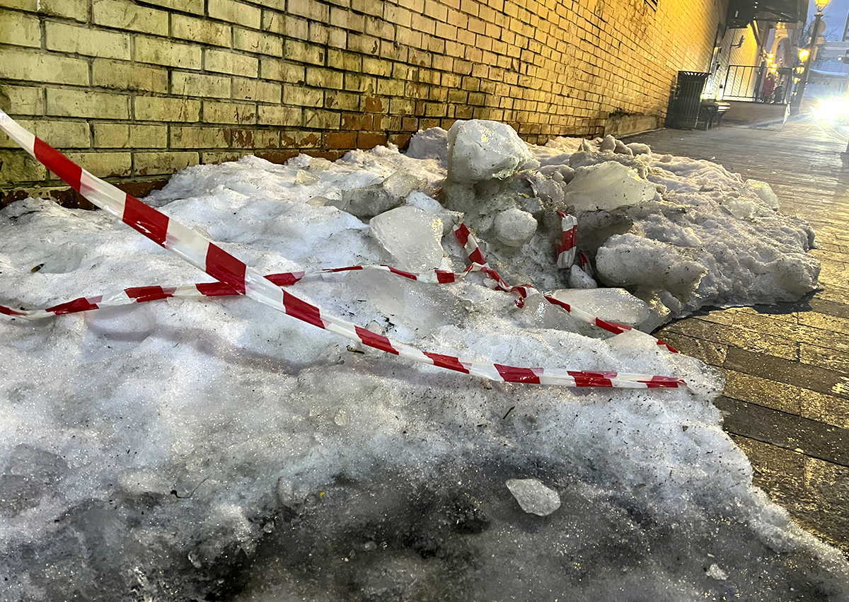 В Кировске с коммунальщиков взыскали 685 тыс. рублей за сход снега с крыши дома на частный автомобиль